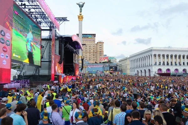 Ukrainian, Swedish and English fans in the fanzone before match — Stock Photo, Image