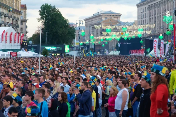 Ukrainian, Swedish and English fans in the fanzone before match — Stock Photo, Image
