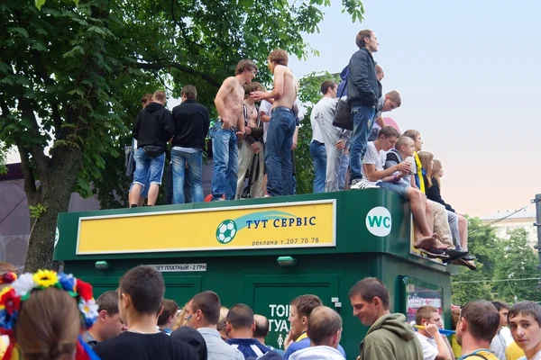 Aficionados ucranianos, suecos e ingleses en el fanzone antes del partido — Foto de Stock