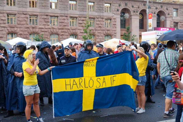 Schwedische Fans im Fanblock vor dem EM-Spiel 2012 — Stockfoto