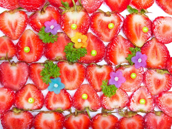 Rode verse aardbeien en kralen achtergrond — Stockfoto