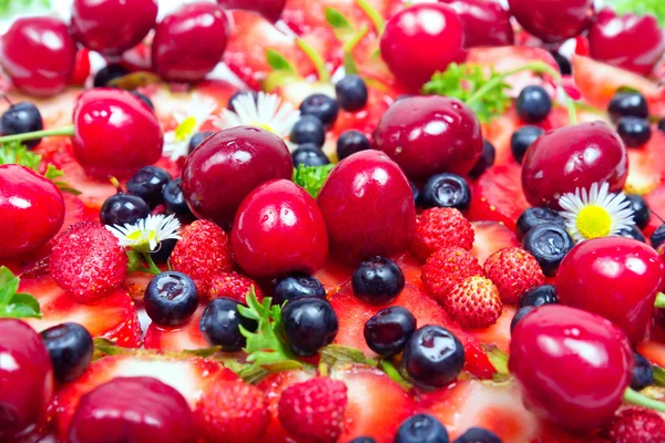 Erdbeeren, Blaubeeren und Kirschen Hintergrund — Stockfoto