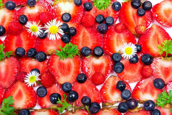 Erdbeeren, Blaubeeren und Kamillenblüten — Stockfoto