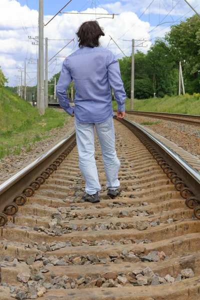 Hombre caminando en vías férreas — Foto de Stock