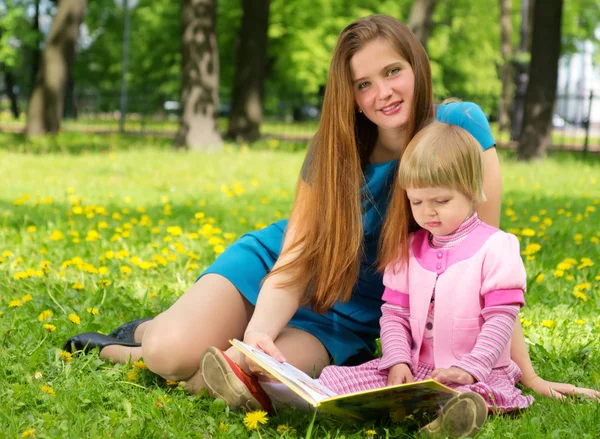 妈妈和小女孩在一起读的书 — 图库照片