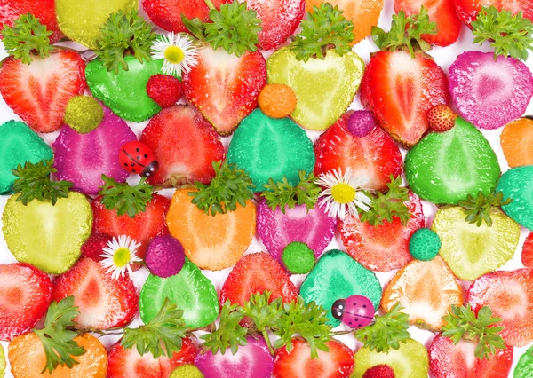 Bunt geschnittene Erdbeeren, abstrakter Hintergrund — Stockfoto