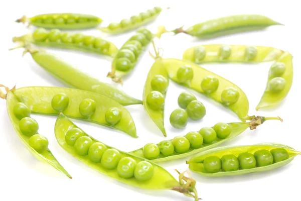 Grânulos de ervilha verde no fundo branco — Fotografia de Stock