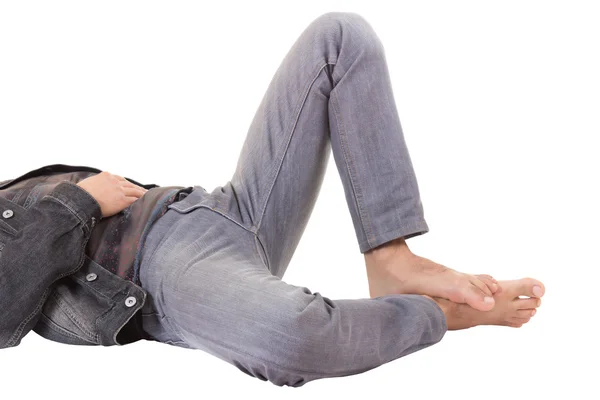 Nogi człowieka leżącego na podłodze, na białym tle — Zdjęcie stockowe
