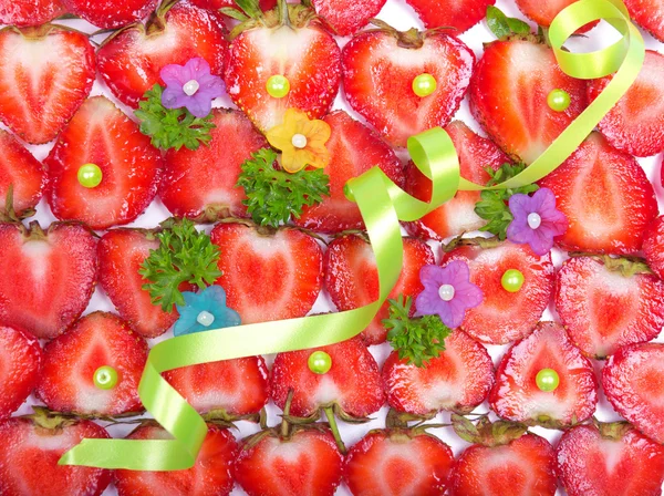 赤、新鮮なイチゴ、光の緑のリボンとビーズの背景 — ストック写真