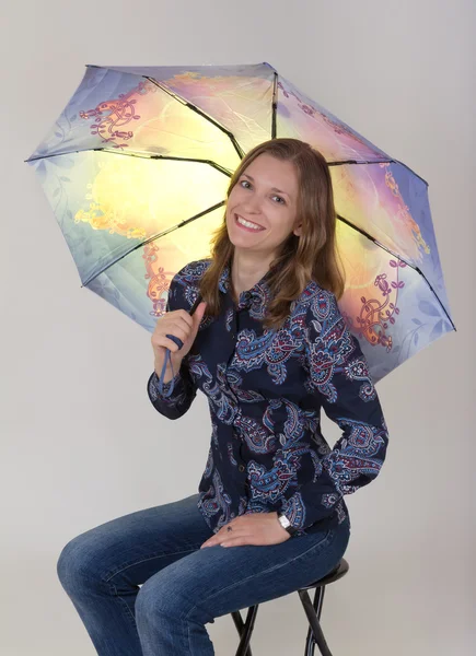 漂亮的年轻女人打着伞 — 图库照片