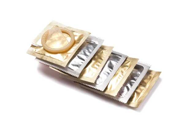 Embalagens de preservativo em um fundo branco — Fotografia de Stock