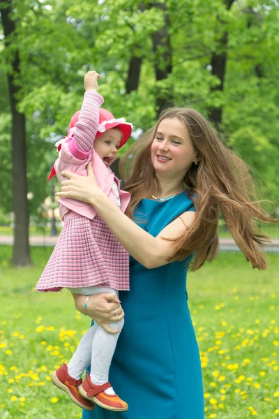Mladá matka s dítětem ven v letní den — Stock fotografie