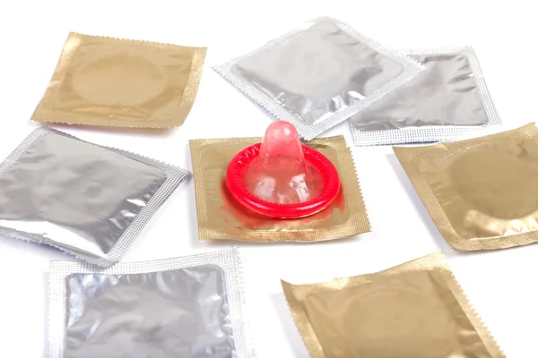 Pacchetti preservativo su sfondo bianco — Foto Stock