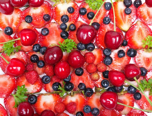 Erdbeeren, Kirschen und Blaubeeren Hintergrund — Stockfoto