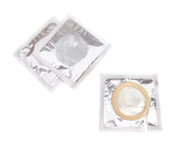 Preservativo com embalagem aberta sobre branco — Fotografia de Stock