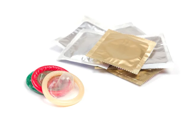 Preservativos de cor no fundo branco — Fotografia de Stock