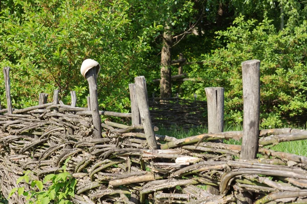 古い木製のフェンスに壊れたポット — ストック写真