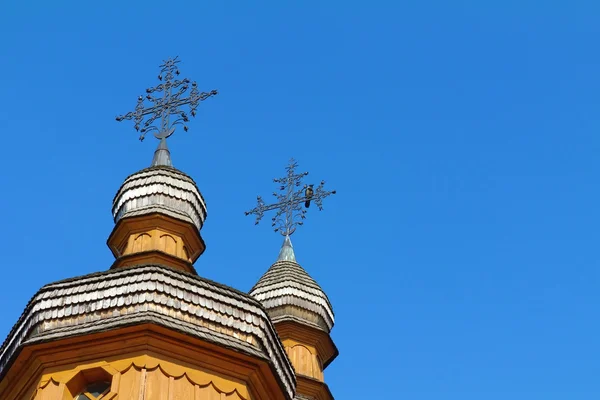 Ahşap kilise bir haç üzerinde kuş — Stok fotoğraf
