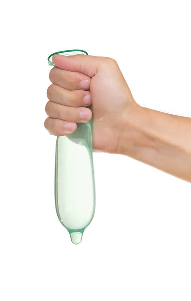 Зеленый презерватив с водой в руке — стоковое фото