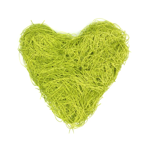 Зеленое сердце из струн на белом фоне — стоковое фото