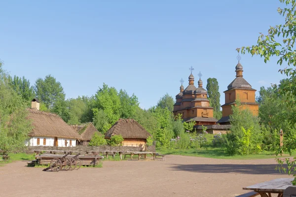 Klein dorp en houten kerk — Stockfoto