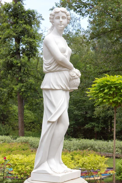 รูปปั้นในสวน Bucha, ยูเครน — ภาพถ่ายสต็อก