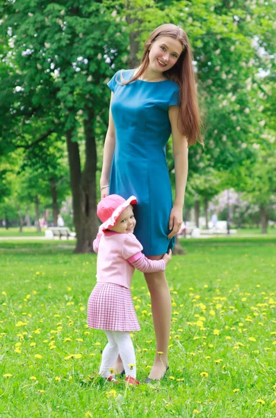 Madre e sua figlia nel parco — Foto Stock
