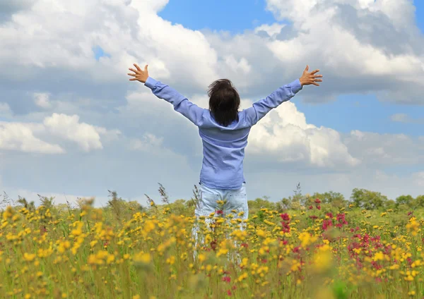 Man standing on a meadow with raised hands — Stock Photo, Image