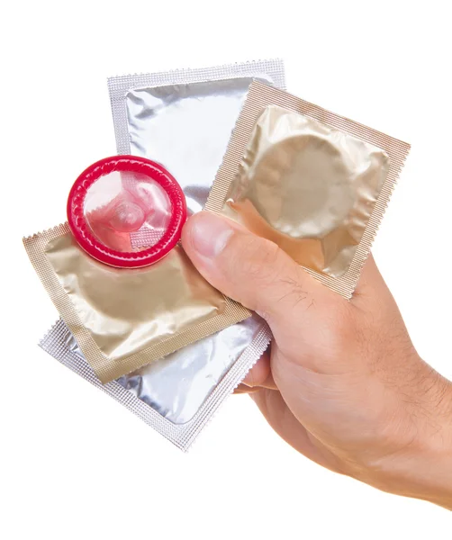 Рука людини з презервативами ізольовані на білому — стокове фото