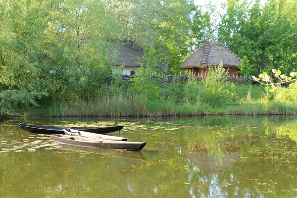 Velhos barcos de madeira no lago — Fotografia de Stock