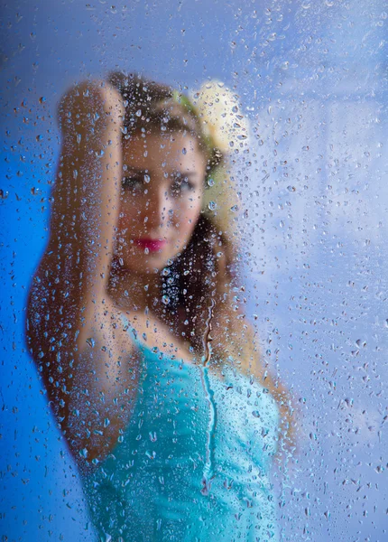 美しい若い女性と雨の滴 — ストック写真