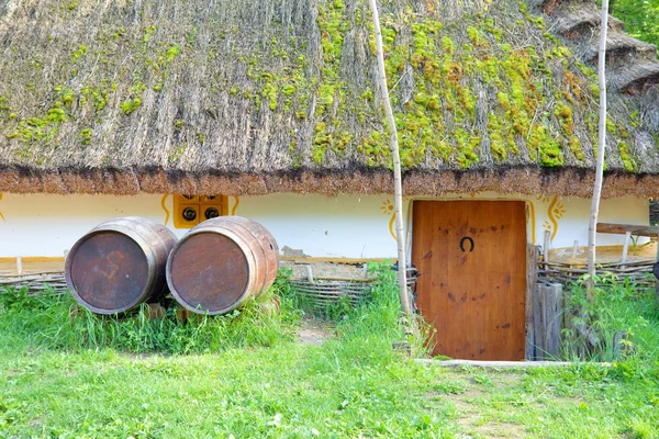 Oude landelijke taverne met houten vaten — Stockfoto