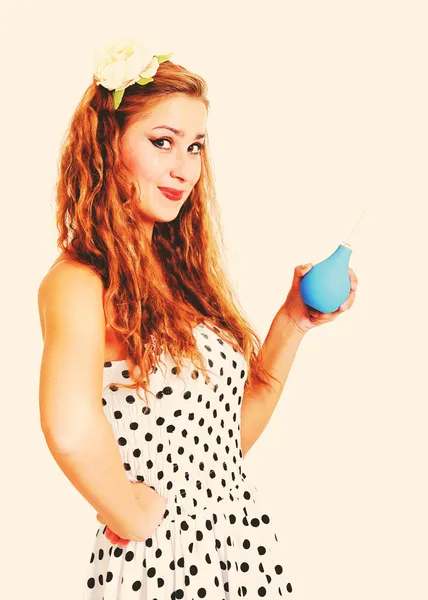 Jolie pin up girl avec le lavement, tonique dans un style rétro — Photo