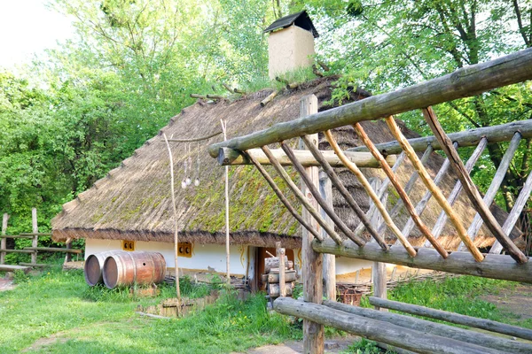 Gamla rurall taverna med träfat — Stockfoto