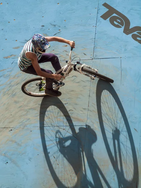 Ποδήλατο vs ΑΓΙΟΣ ΛΕΩΝ — Φωτογραφία Αρχείου