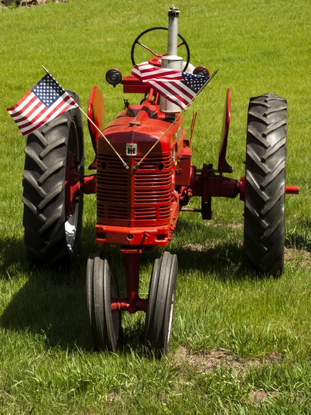 Tractor de granja —  Fotos de Stock