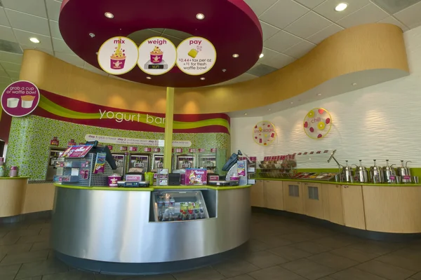 Магазин замороженных йогуртов — стоковое фото