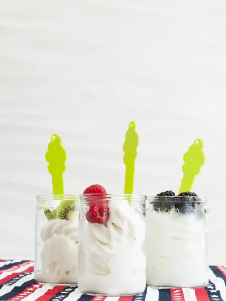Заморожений йогурт м'які служити — стокове фото
