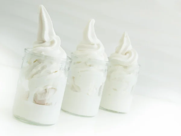 Yogur congelado de servicio suave —  Fotos de Stock