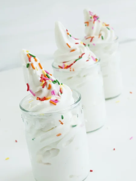 Йогурт Frozen Soft-Serve — стоковое фото