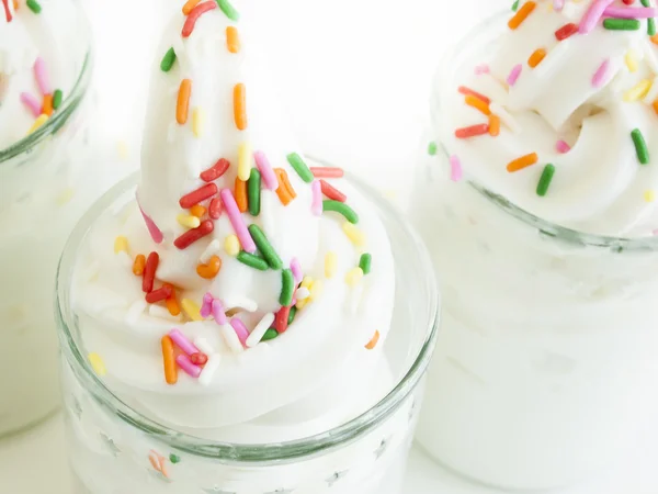 Заморожений йогурт м'які служити — стокове фото