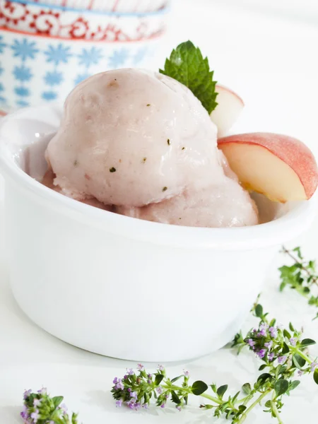Őszibarack fagylalt — Stock Fotó