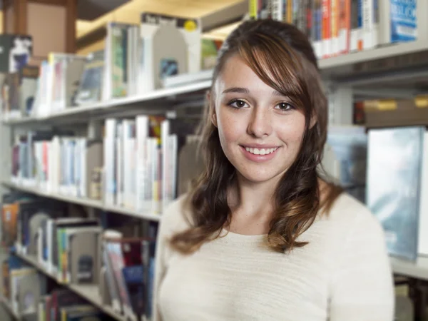 Adolescente in biblioteca — Foto Stock