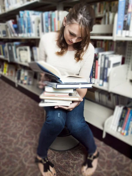 Підліток у бібліотеці — стокове фото