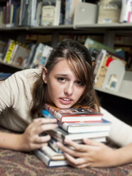Dospívající v knihovně — Stock fotografie