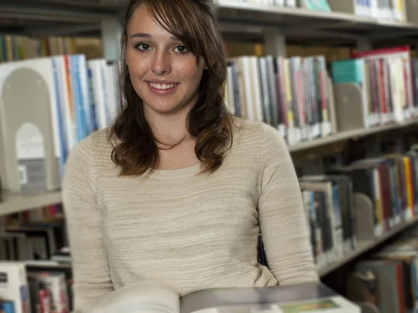 Adolescente en la biblioteca — Foto de Stock