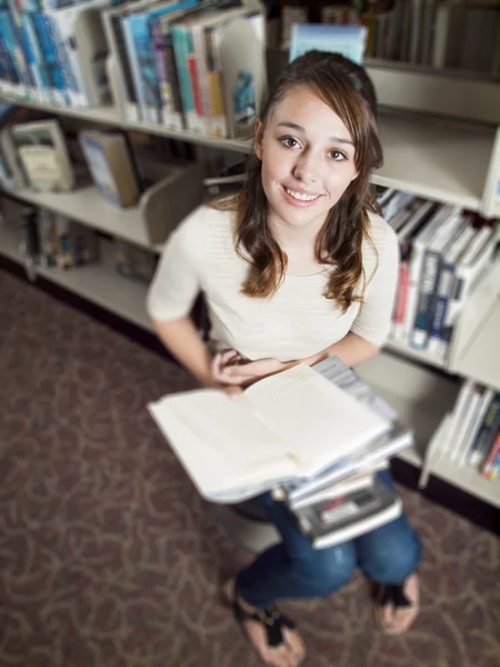 Adolescent à la bibliothèque Photos De Stock Libres De Droits