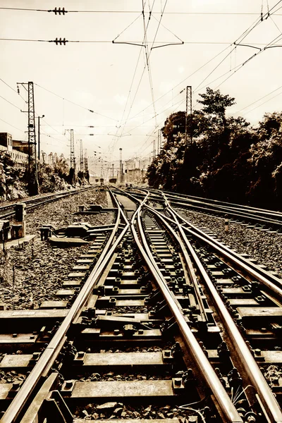 El camino hacia el ferrocarril. Retro blanco y negro — Foto de Stock