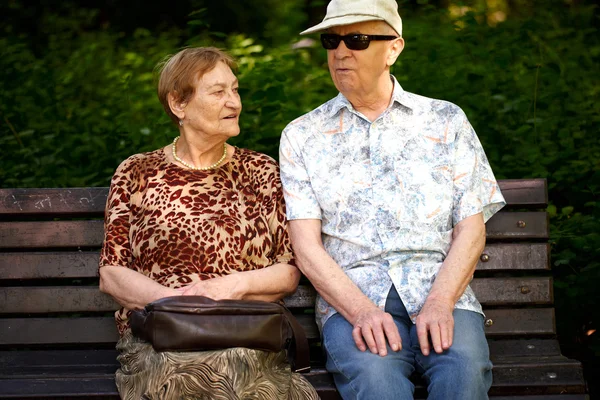 Para seniorów w parku — Zdjęcie stockowe