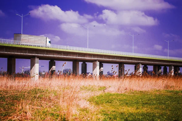 Грузовик на шоссе — стоковое фото
